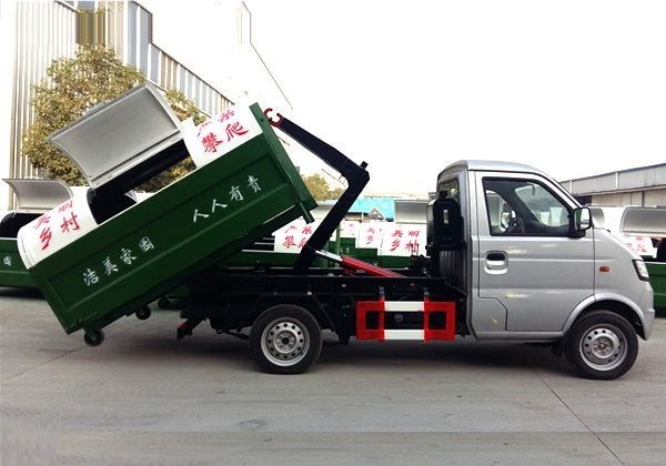 云南筑泓環(huán)保設(shè)備勾臂式垃圾車